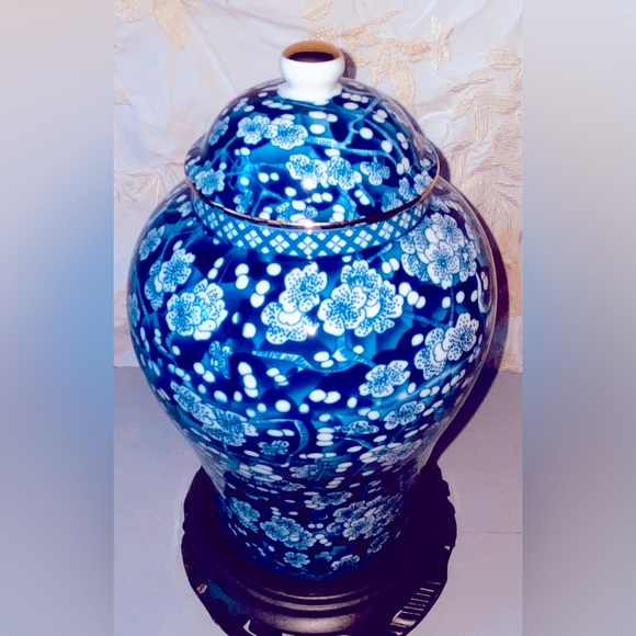 New Gourgues Urn/Vessel Blue w/White Flowers, Many Uses- Flowers, Tea, Ashes... - Picture 3 of 16